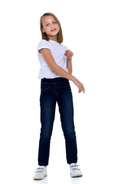 Beyaz arka planda beyaz tişörtlü sarışın..