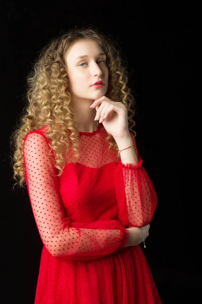 Retrato de menina pensativa em vestido vermelho curto — Fotografia de Stock