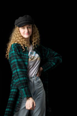 Elleri belinde duran güzel kız.