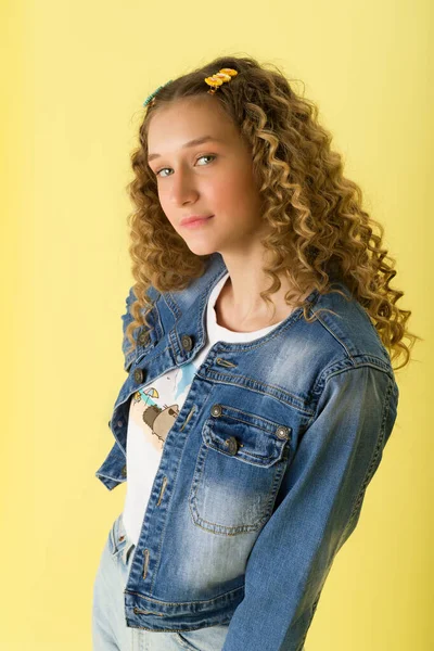 Primer plano retrato de chica adolescente con el pelo rizado —  Fotos de Stock