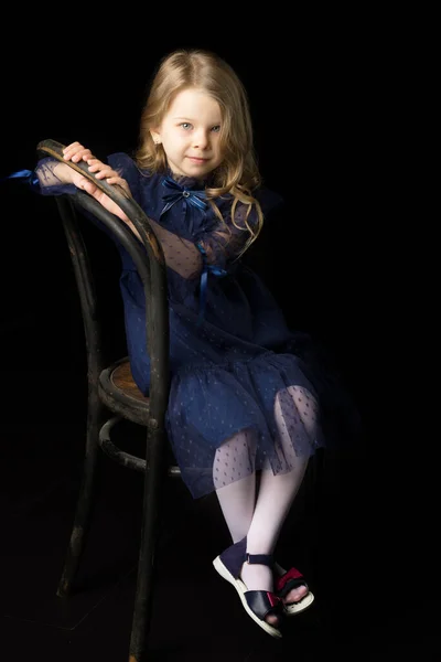 Close up portret van gelukkig zitten klein meisje — Stockfoto