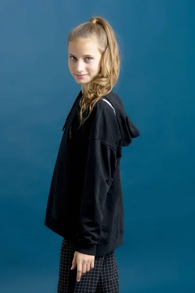 Jolie adolescente en noir vêtements élégants — Photo