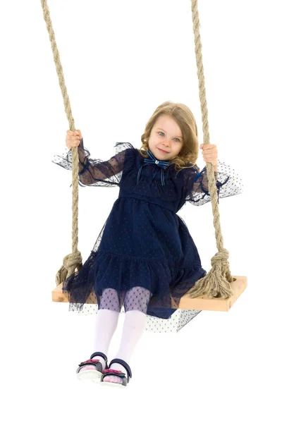 Ljuvligt blond liten flicka svänger på rep swing — Stockfoto