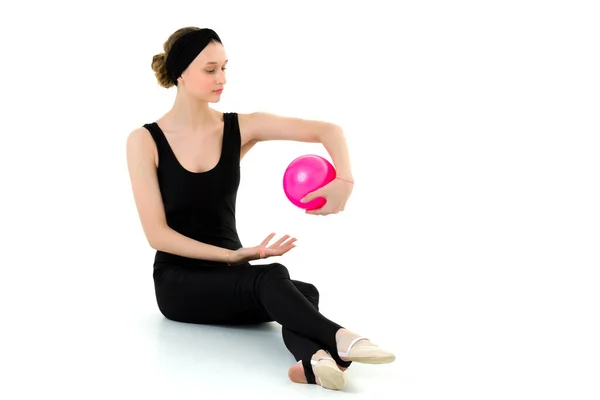 Tiener meisje doet ritmische gymnastiek met roze bal — Stockfoto