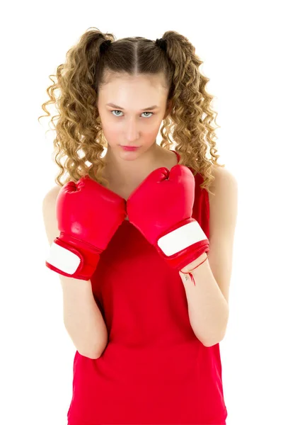 Retrato de una chica peleando con guantes de boxeo rojos — Foto de Stock