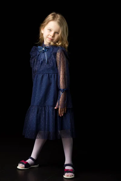 Schattig charmant klein meisje in elegante blauwe jurk — Stockfoto