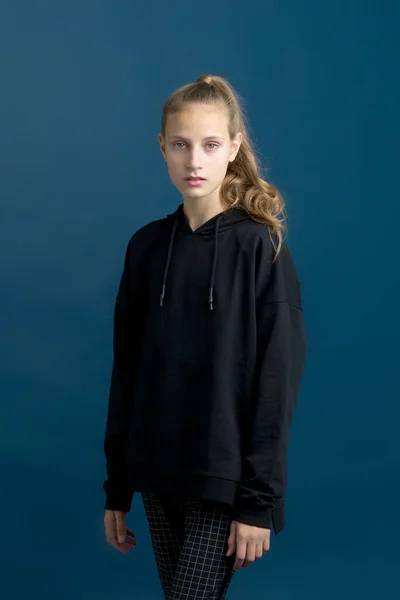 Bastante adolescente en negro ropa elegante —  Fotos de Stock