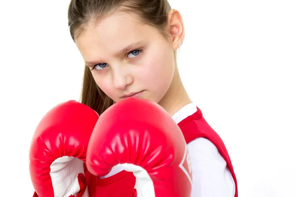 Chica sonriente entrenando en guantes de boxeo —  Fotos de Stock