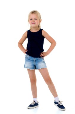 Elleri belinde duran tatlı kız.