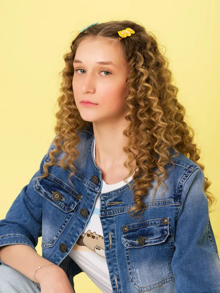 Retrato de menina adolescente loira com penteado encaracolado — Fotografia de Stock