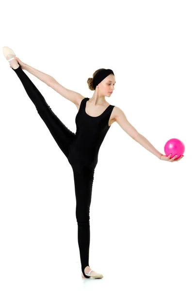 Flessibile sottile ragazza facendo ingoiare esercizio con la palla — Foto Stock