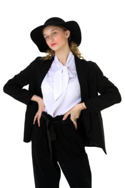 Şık siyah takım elbiseli zarif bir kız.