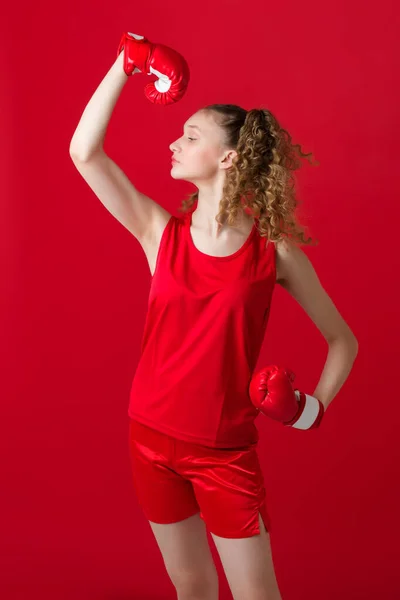 Sportief meisje til haar hand terwijl triomf vieren — Stockfoto