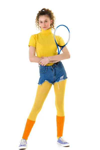 테니스 라켓을 입고 포즈를 취하는 예쁜 여자 — 스톡 사진