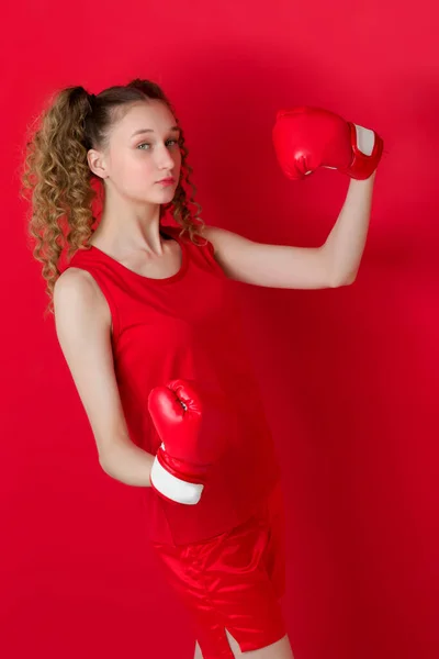 Menina desportiva levantar a mão enquanto comemorar triunfo — Fotografia de Stock