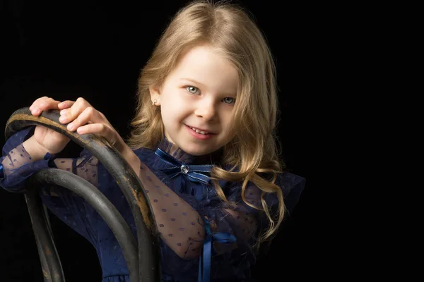Крупним планом портрет щасливої сидячої маленької дівчинки — стокове фото