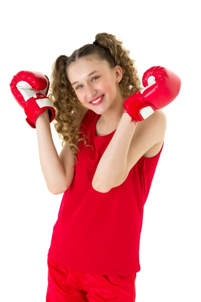 Meisje poseren bij de camera in rood bokshandschoenen — Stockfoto