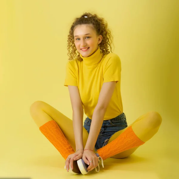 Sorrindo adolescente loira sentada no chão — Fotografia de Stock
