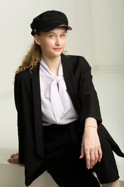 Porträtt av glad flicka i elegant kostym och mössa — Stockfoto