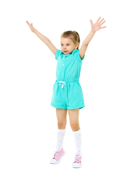 Klein meisje staan op tenen met haar handen omhoog — Stockfoto