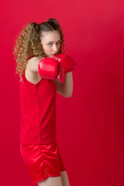 Sportief meisje doen bokssport in defensieve houding — Stockfoto