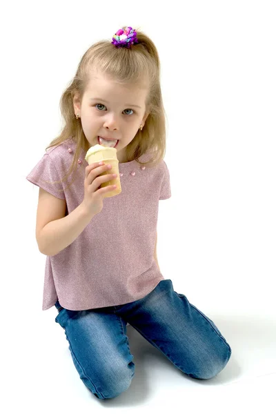 Günlük kıyafetli küçük kız dondurma yiyor. — Stok fotoğraf