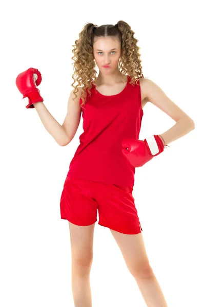 Chica adolescente en guantes de boxeo rojo haciendo ejercicio en el gimnasio —  Fotos de Stock