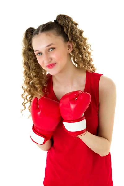 Portret van een meisje dat vecht in rode bokshandschoenen — Stockfoto
