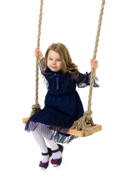 Ljuvligt blond liten flicka svänger på rep swing — Stockfoto