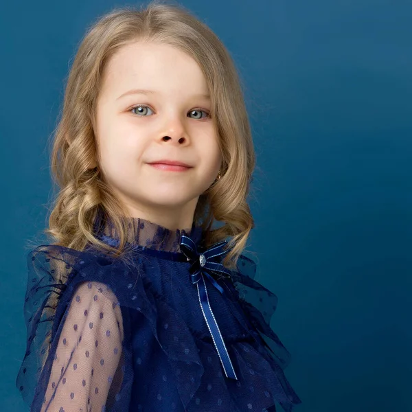 Retrato encantadora menina em vestido azul agradável — Fotografia de Stock