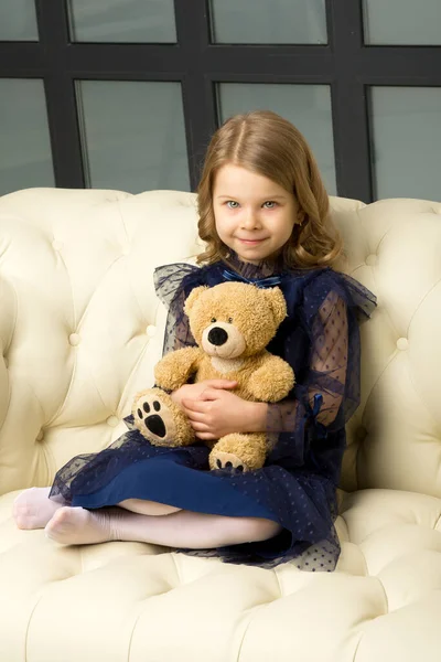Linda menina abraçando seu brinquedo ursinho de pelúcia — Fotografia de Stock