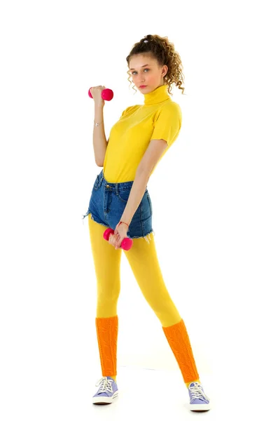 Deportiva chica haciendo ejercicio deportivo con mancuerna roja —  Fotos de Stock