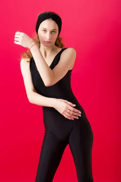 Beautiful girl in sports outfit posing in studio — Stock Photo, Image