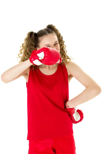 Retrato de chica en guantes de boxeo rojo listo para la lucha —  Fotos de Stock