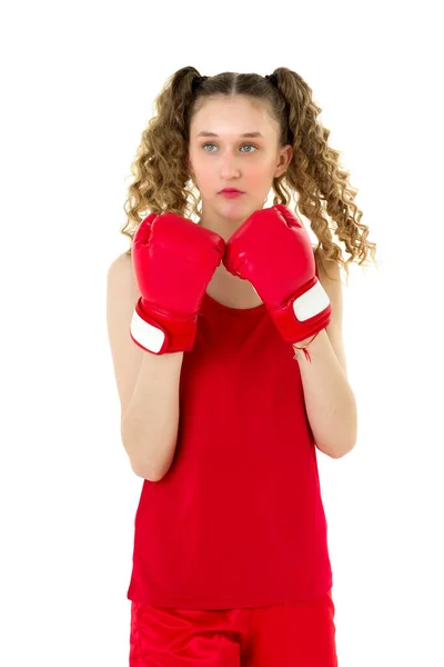 Porträt eines Mädchens, das in roten Boxhandschuhen kämpft — Stockfoto