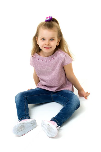 Menina loira bonito sentado no chão — Fotografia de Stock