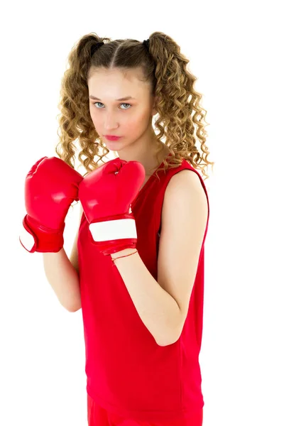 Retrato de una chica peleando con guantes de boxeo rojos — Foto de Stock