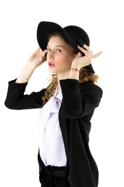 Klasik şık elbise ve şapkalı güzel bir kadın.