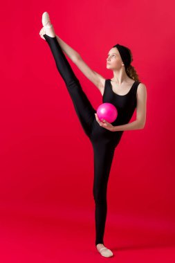 Siyah elbiseli kız pembe topla geriniyor.