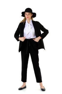 Takım elbiseli zarif genç bir kadının ön manzara portresi