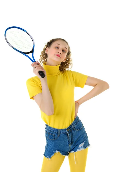 Retrato de menina feliz posando com raquete de tênis — Fotografia de Stock