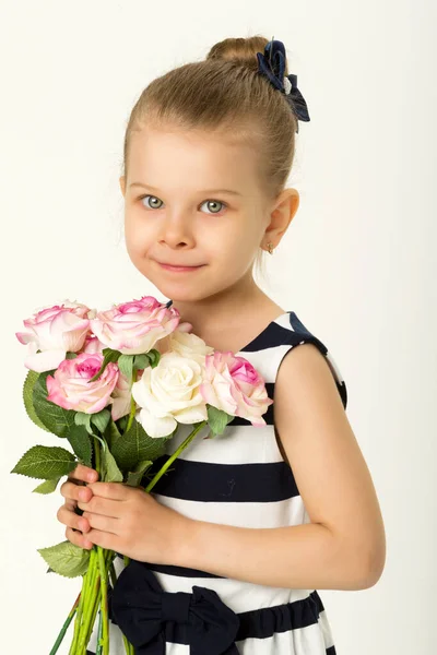 Portret van meisje met boeket rozenbloemen — Stockfoto