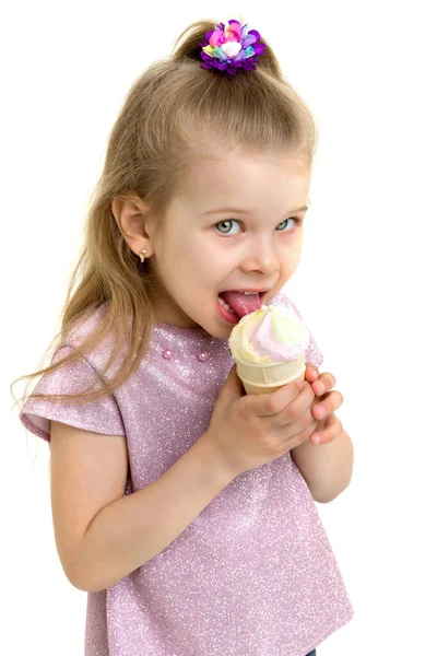 Bella bambina mangia il gelato in estate. — Foto Stock