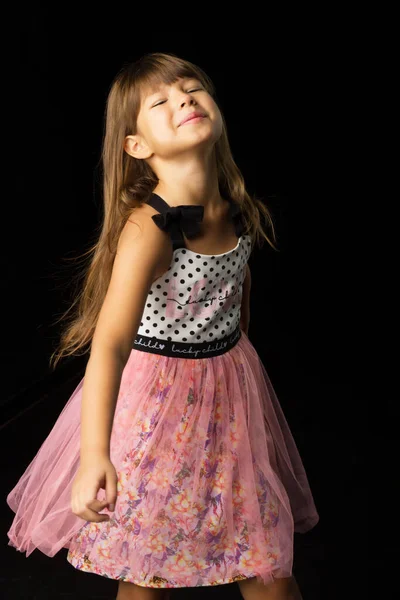 Retrato de menina alegre em roupas de verão — Fotografia de Stock
