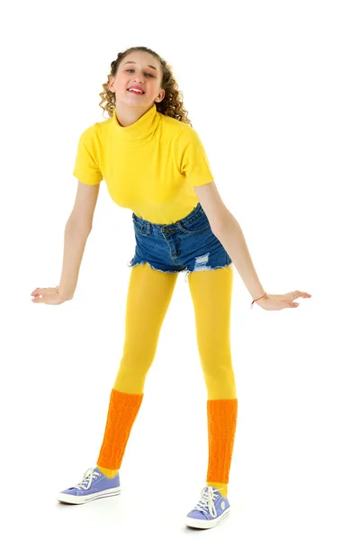 Счастливая веселая кудрявая девушка в яркой спортивной одежде — стоковое фото