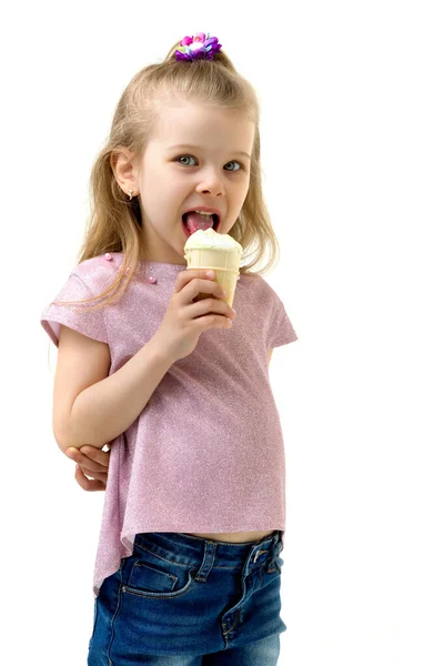 Ragazzina in abito casual mangiare gelato — Foto Stock
