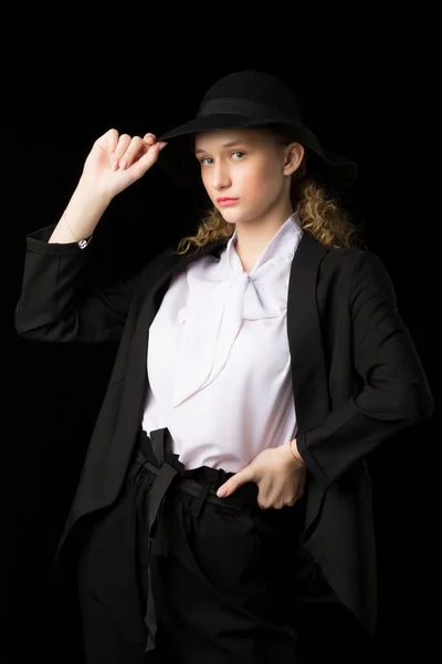 Menina confiante adolescente posando terno preto e chapéu — Fotografia de Stock