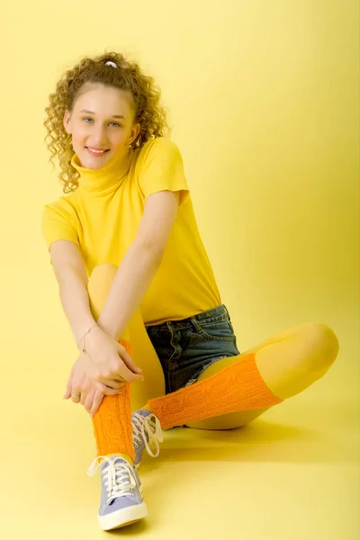Ładna dziewczyna w stroju sportowym siedzi na podłodze — Zdjęcie stockowe