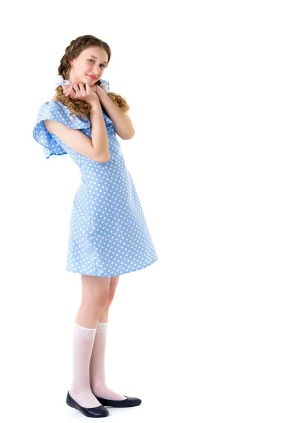 Leende tonåring flicka med flätor i polka dot klänning — Stockfoto