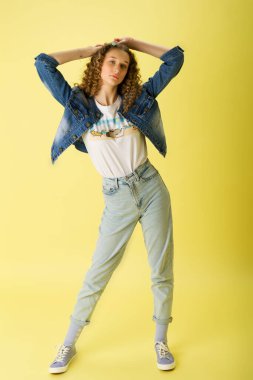 Tam boy, rahatlayan ve esneyen bir kız.